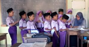 Proses mengajar dan mendidik, menjadi satu kesatuan proses.