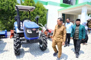 Bupati Kudus Sam'ani Intakoris menyerahkan bantuan Alsintan di Kecamatan Undaan. (Foto ; Ist)