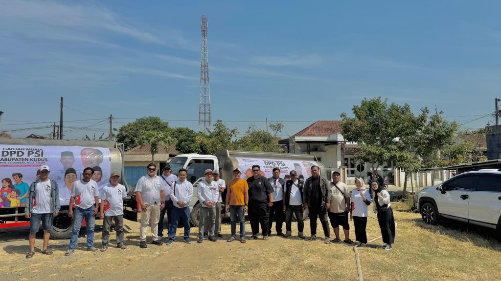 Ketua DPD PSI Kudus Antoni Alfin dan Kader PSI Fran Nugroho juga Kades Setrokalangan Didik Handono beserta jajaran DPD &DPC PSI Kudus (foto;KBU)