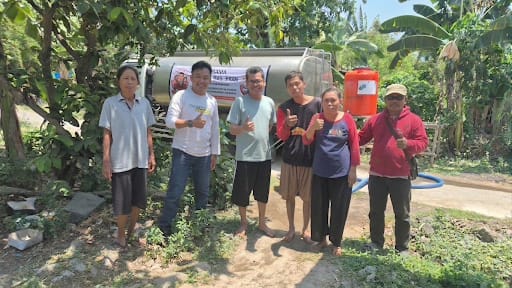 Fran Nugroho S. Kom bersama warga Setrokalangan di dampingi Tim Relawan Sahabat Mas Fran. (Foto;KBU